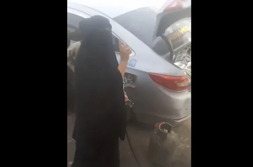 مأرب.. مسنّة تهدد بإحراق نفسها وسط محطة لعدم حصولها على أسطوانة غاز - [فيديو]